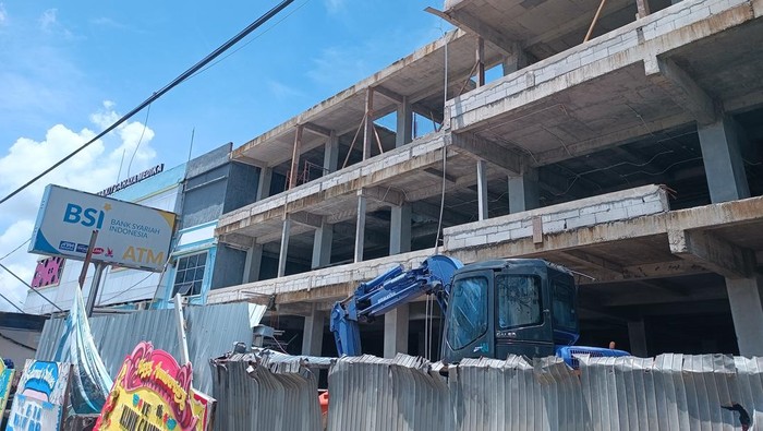 Rumah Sakit Cahaya Medika Praya di Segel